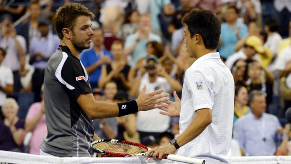 Kei Nishikori (kanan) berhasil menumbangkan Stanislas Wawrinka 3-6, 7-5, 7-6 (7), 6-7 (5), 6-4 di babak perempatfinal US Open 2014 di New York, Rabu (03/09/14). - INDOSPORT